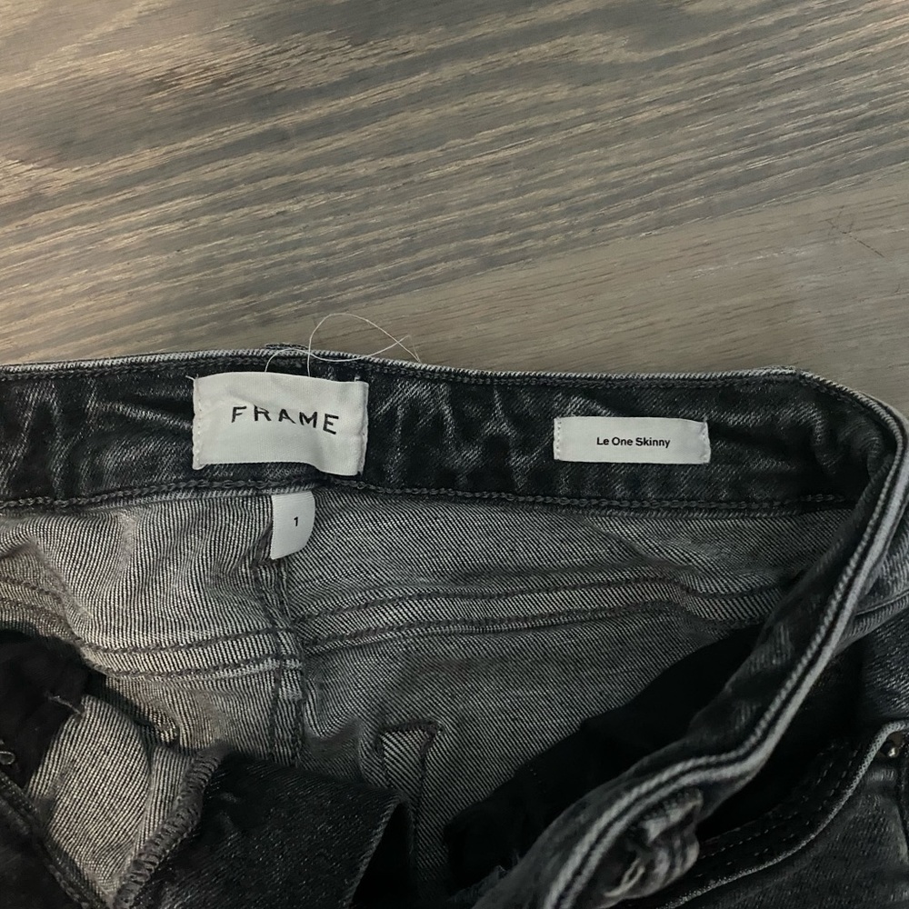 FRAME Le One Skinny jeans size 1 — great condition!